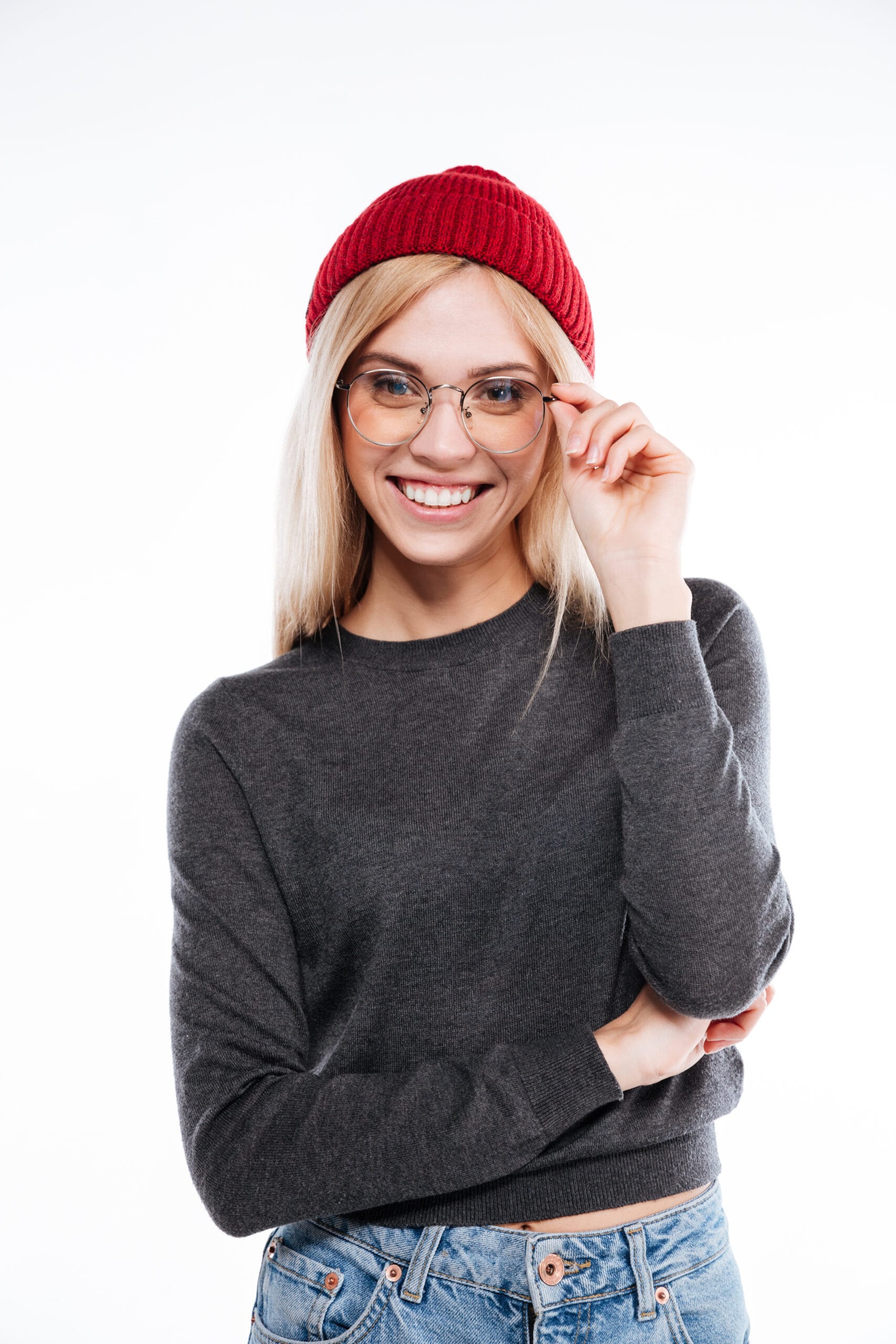 Donna bionda sorridente con occhiali