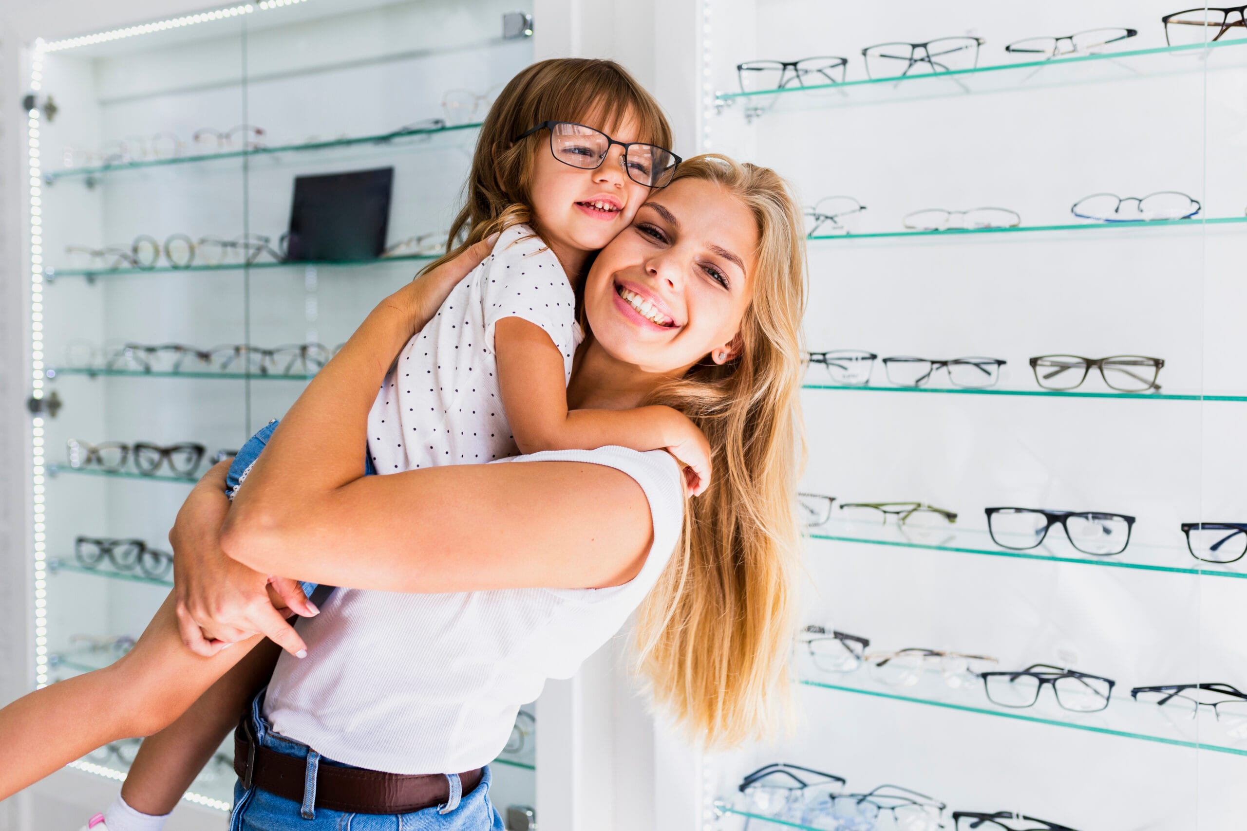 Vista laterale mamma e figlia con occhiali