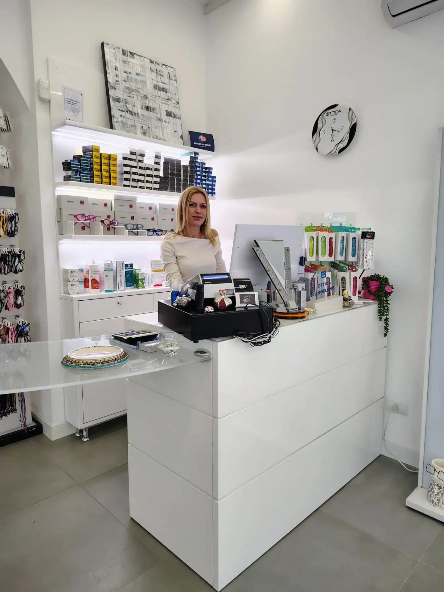 Bancone reception all'interno di Ottica Angelone