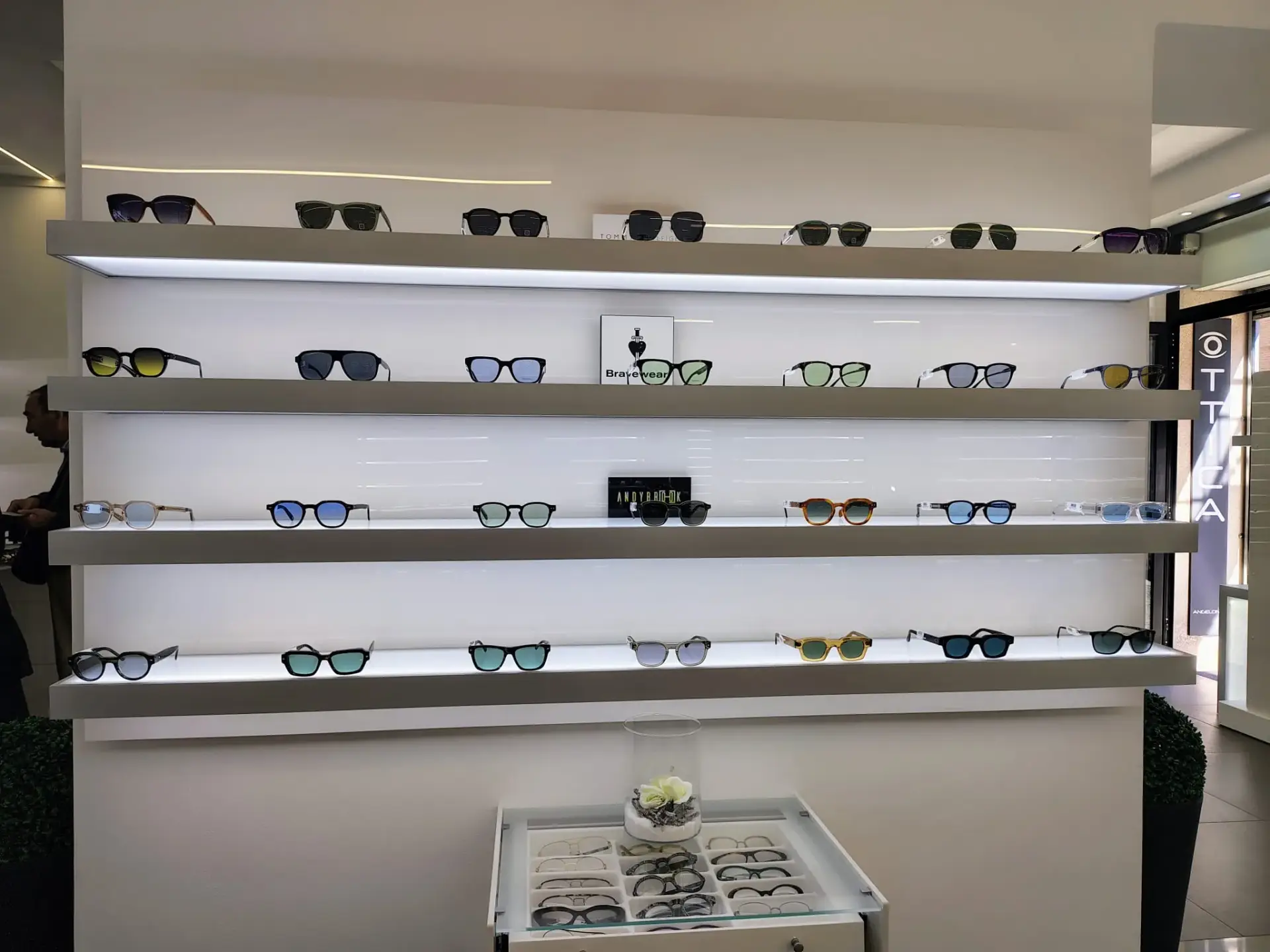 Espositore di occhiali da sole presso Ottica Angelone