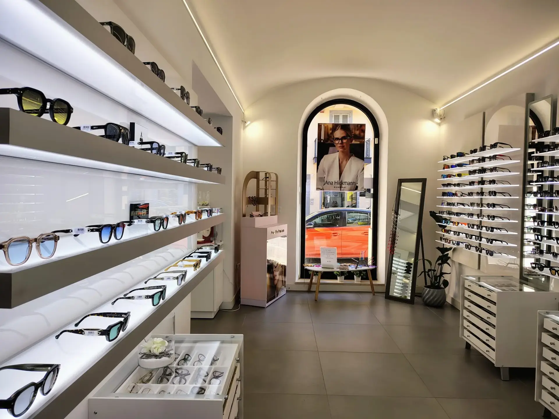 interno di Ottica Angelone con esposizione di occhiali da vista e da sole