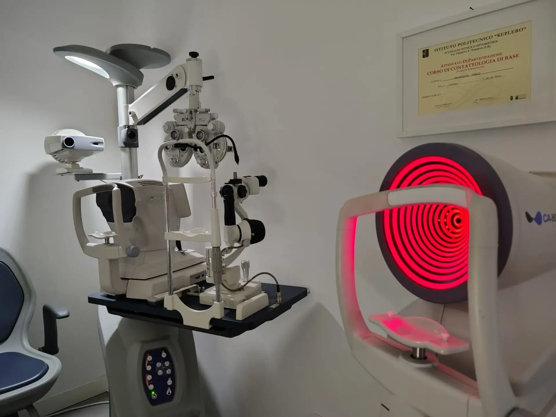 Sala visite con strumentazione optometrica presso Ottica Angelone